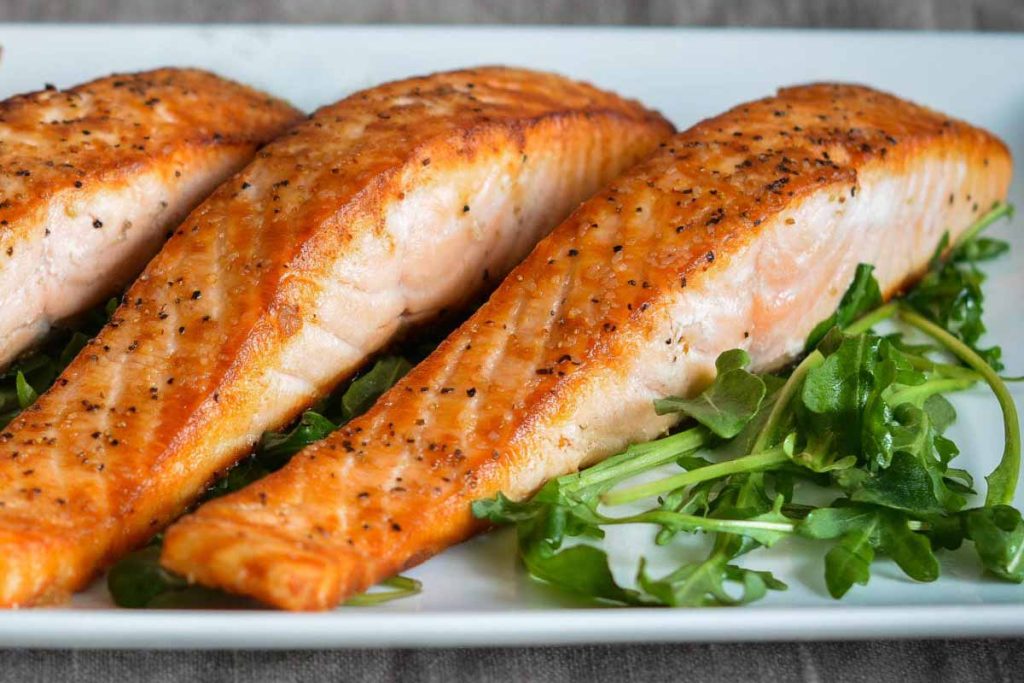 how much protein is in a salmon fillet?